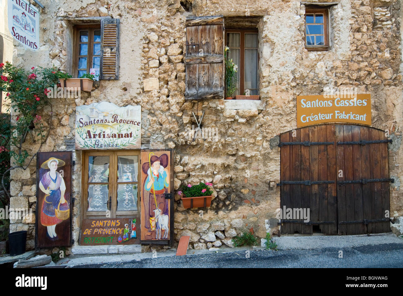 Vecchio housefront / facciata in pietra naturale di negozio in vicolo, Aiguines, Provence Alpes Côte d'Azur, Var, Francia Foto Stock