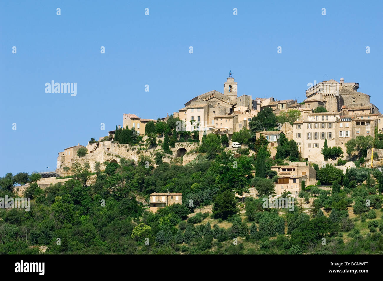 Il villaggio Gordes nel Luberon montagne di Vaucluse, Provence-Alpes-Côte d'Azur, Provenza, Francia Foto Stock