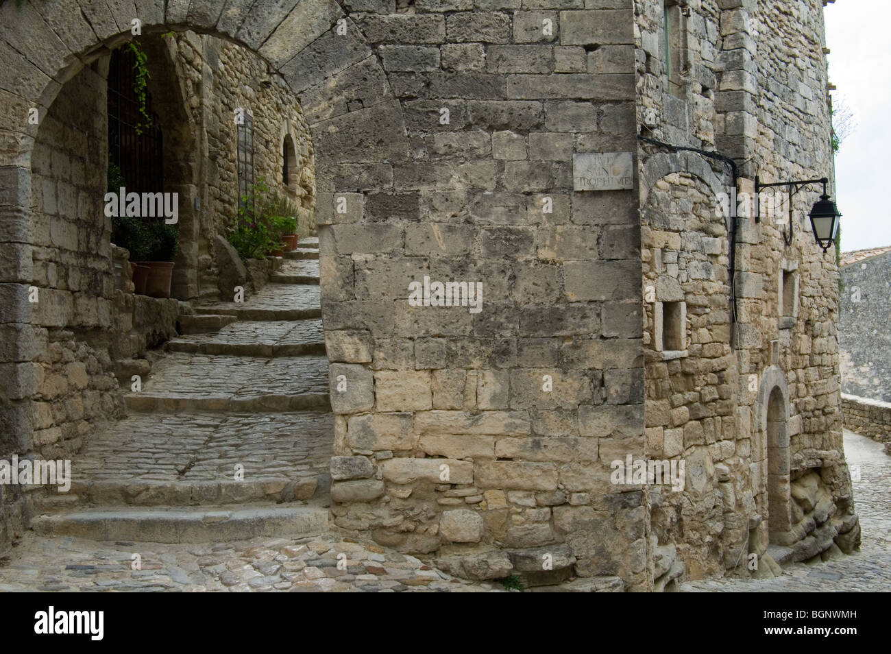 Viale medievale nel villaggio Lacoste, Vaucluse, Provence-Alpes-Côte d'Azur, Provenza, Francia Foto Stock
