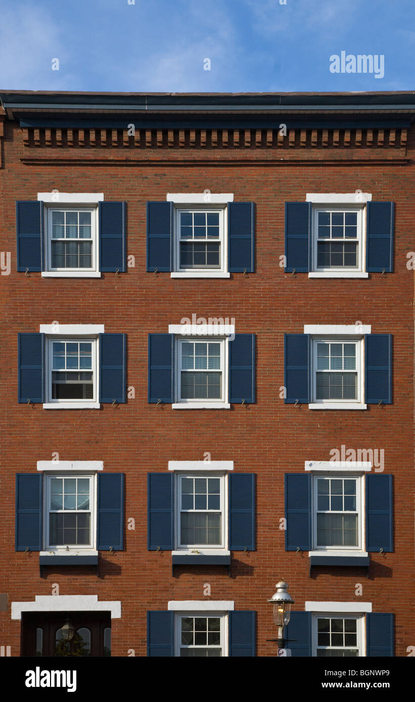 Persiane blu su uno stile coloniale costruzione di mattoni - BOSTON, MASSACHUSETTS Foto Stock