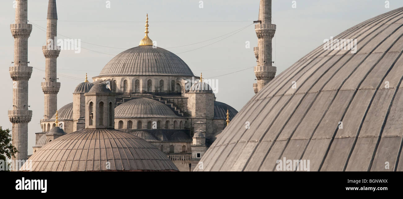 La moschea blu come si vede dall'Hagia Sophia, Istanbul, Turchia Foto Stock