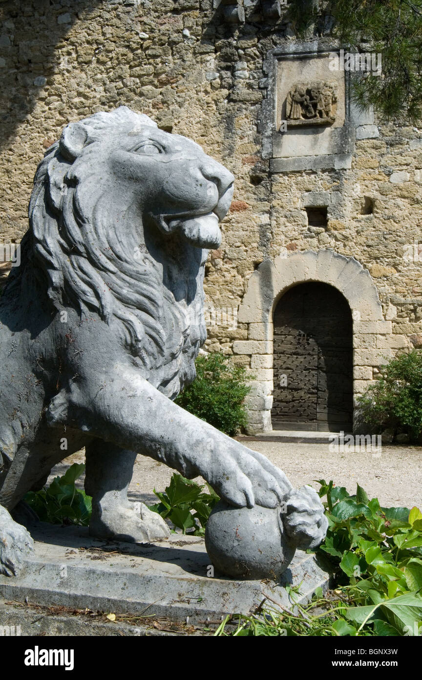 Leone di pietra scultura davanti di cittadella in Menerbes, Vaucluse, Provence-Alpes-Côte d'Azur, Provenza, Francia Foto Stock