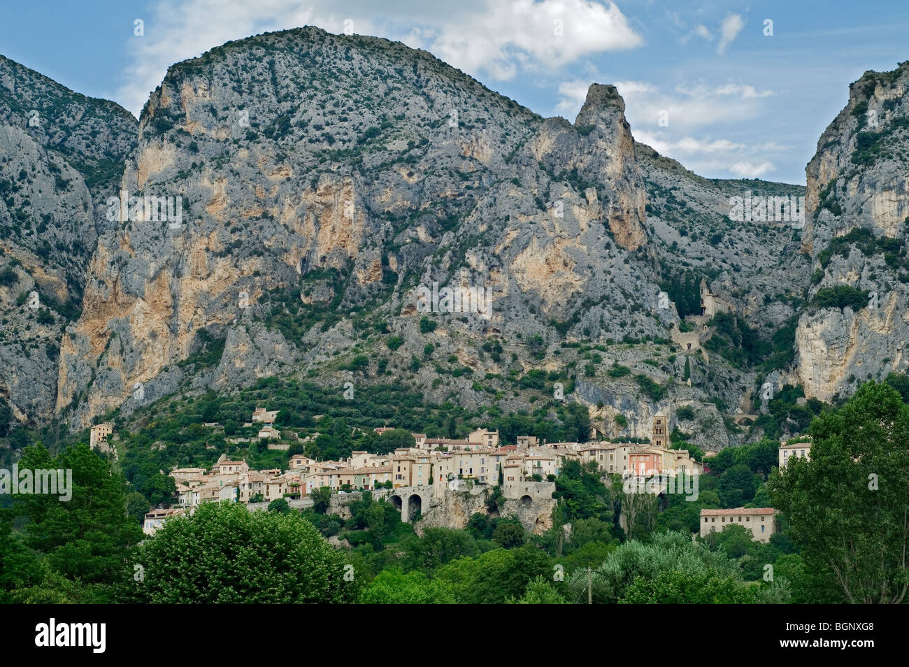 Il villaggio medievale di Moustiers-Sainte-Marie, Provenza, Provence-Alpes-Côte d'Azur, Alpes-de-Haute-Provence, Francia Foto Stock