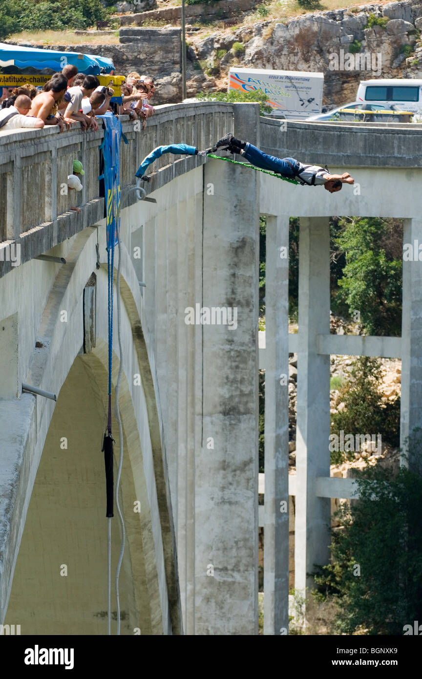 Bungee jumping dal ponte Pont de l'Artuby nelle Gorges du Verdon / Verdon Gorge, Alpes-de-Haute-Provence Provence, Francia Foto Stock