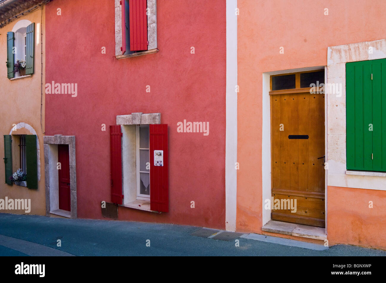Facciate colorate di case con tendine, Roussillon Vaucluse, Provence-Alpes-Côte d'Azur, Provenza, Francia Foto Stock