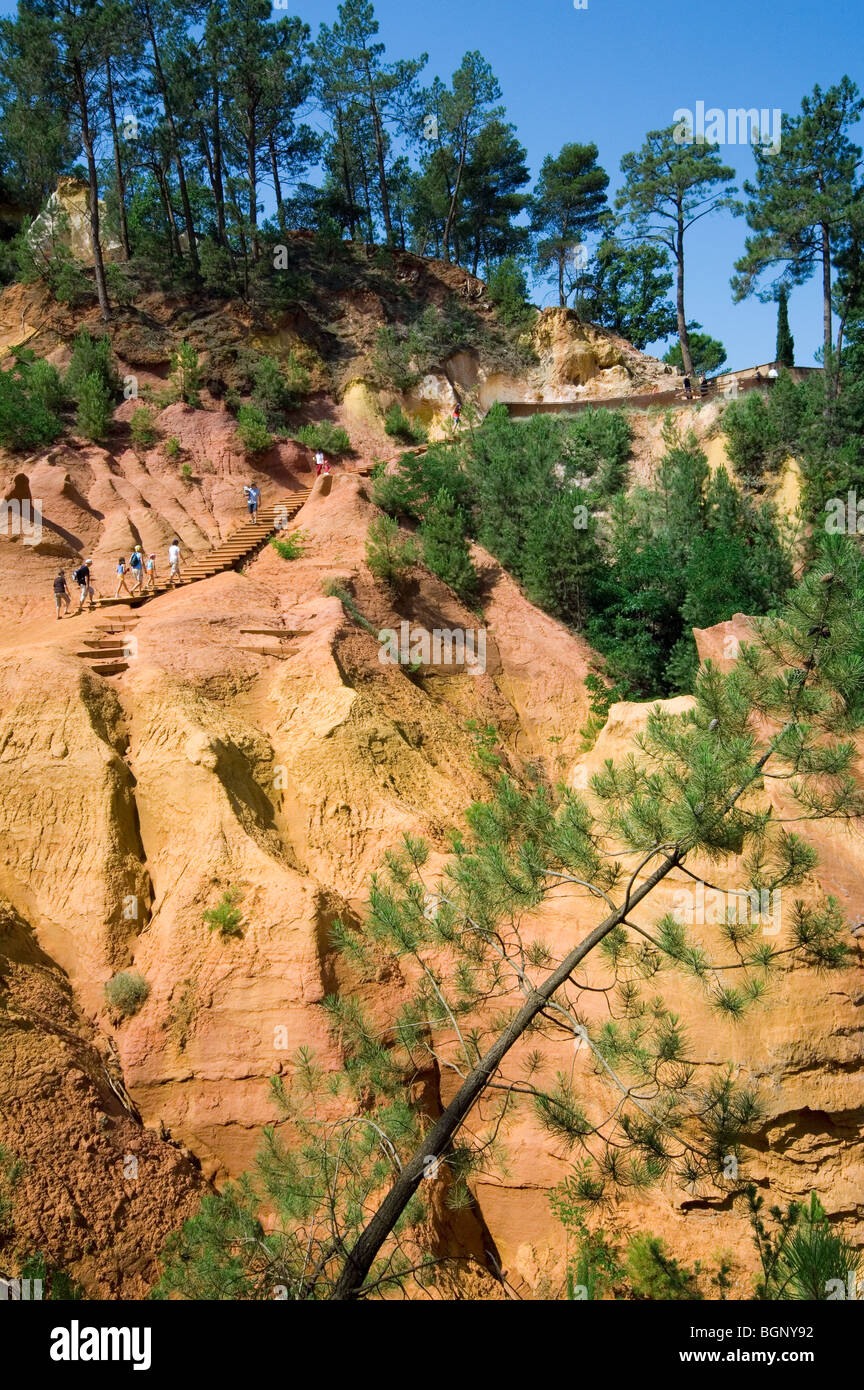 I turisti che vogliono visitare la vecchia cava di ocra in Roussillon Vaucluse, Provence-Alpes-Côte d'Azur, Provenza, Francia Foto Stock