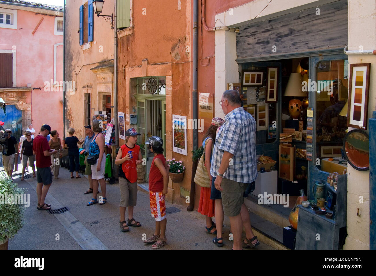 Negozio di souvenir e i turisti in visita a Roussillon Vaucluse, Provence-Alpes-Côte d'Azur, Provenza, Francia Foto Stock