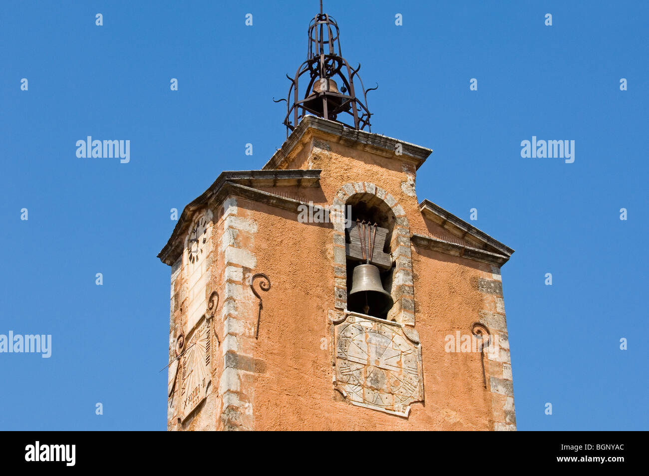 Torre campanaria con Meridiana a Roussillon, Provenza, Vaucluse, Provence-Alpes-Côte d'Azur, in Francia Foto Stock