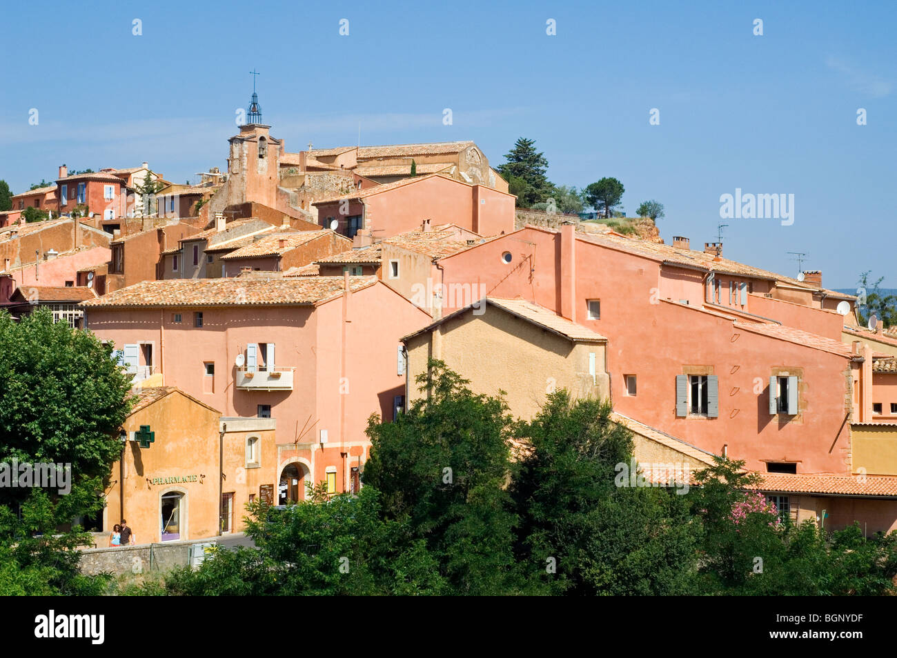 Vista sopra il colore ocra delle case del borgo Roussillon Vaucluse, Provence-Alpes-Côte d'Azur, Provenza, Francia Foto Stock