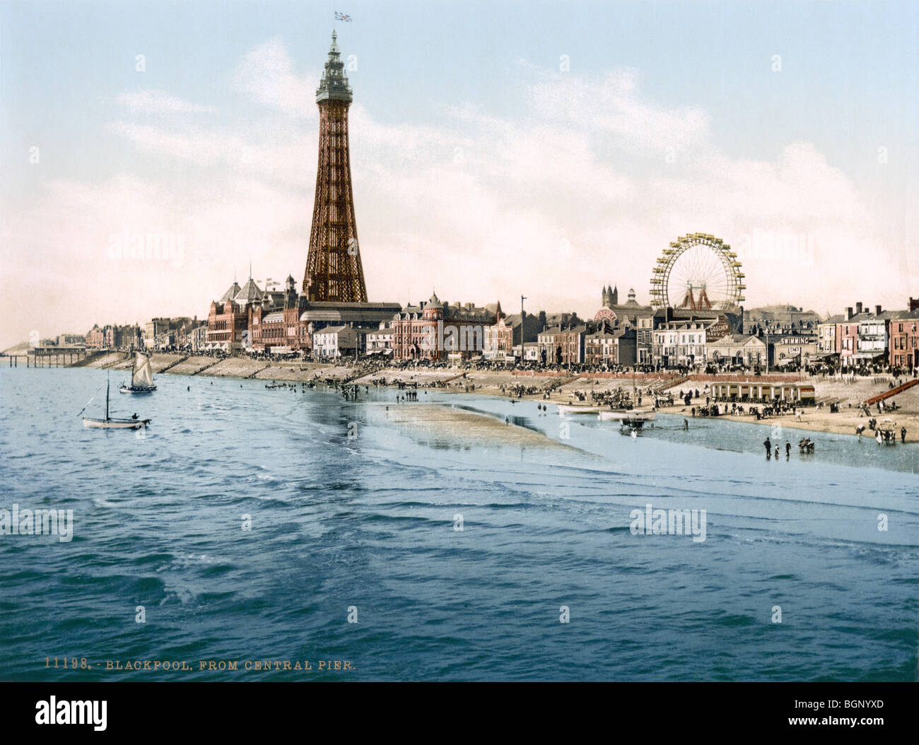 Photochrome storico di stampa a colori circa 1894 - 1900 della Torre di Blackpool e dal lungomare come visto dal molo centrale. Foto Stock