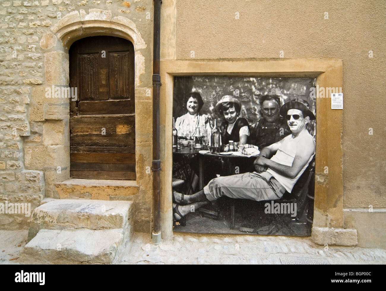 Porta Vecchia e foto con il provenzale in scena la vecchia città romana Vaison-La-Romaine, Provenza, Francia Foto Stock