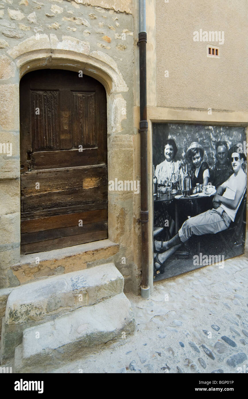 Porta Vecchia e foto con il provenzale in scena la vecchia città romana Vaison-La-Romaine, Provenza, Provence-Alpes-Côte d'Azur, in Francia Foto Stock