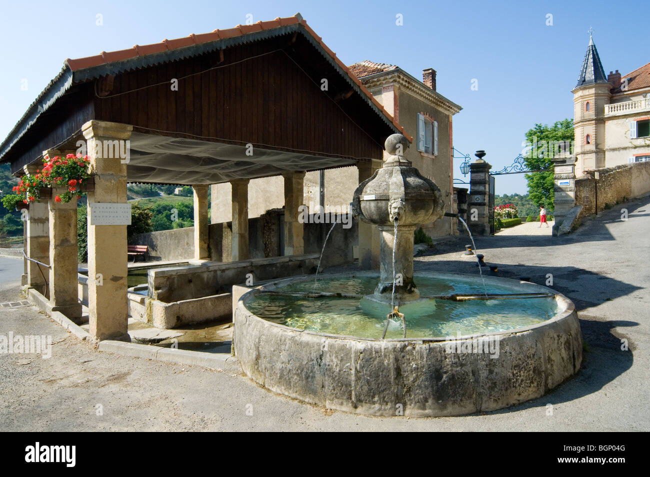 Fontana al pubblico coperto lavoir a Valensole, Provence-Alpes-Côte d'Azur, Provenza, Francia Foto Stock