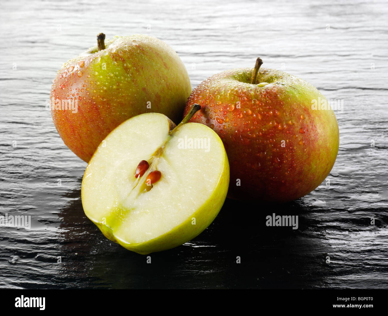Intero e fresco tagliato Cox apple Foto Stock