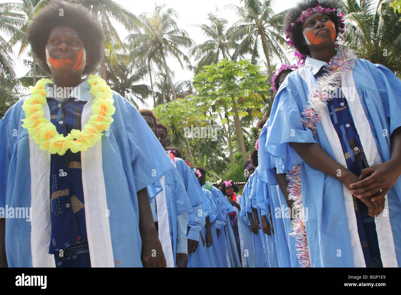 Cerimonie di laurea in corrispondenza della loro estremità di anno accademico 'scuola' chiusura, sull isola di Han, Carterets Atoll, Papua Nuova Guinea Foto Stock