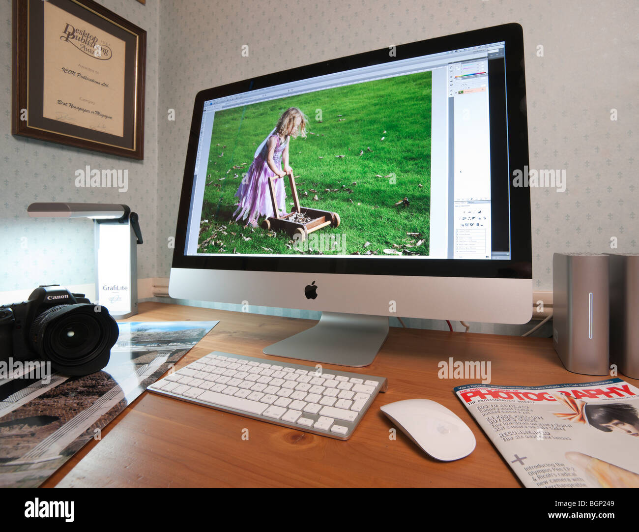 Apple iMac con Canon fotocamera reflex digitale, photo magazine, la stampa e la spia di visualizzazione Foto Stock