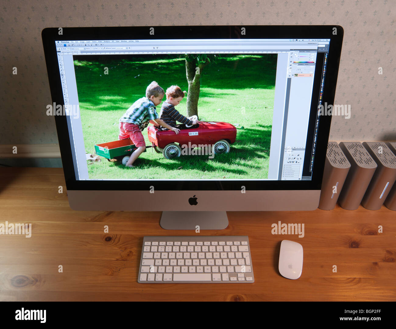 Apple iMac 27' computer su home office desk con i dischi rigidi esterni, tastiera e mouse wireless Foto Stock