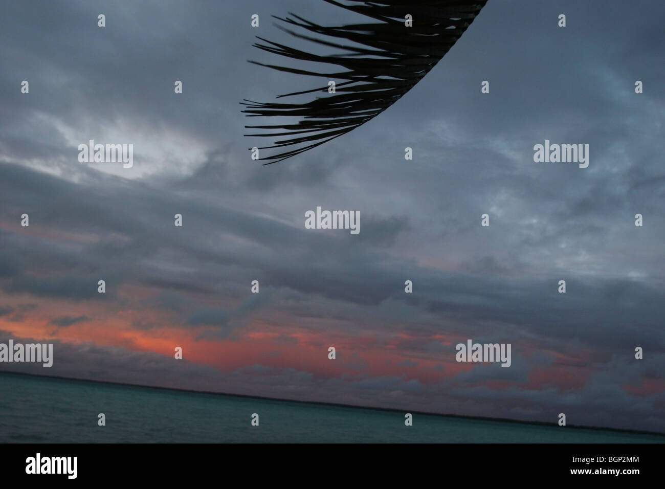 Tramonto sulla spiaggia dell'isola di Kiribati nell'Oceano Pacifico Foto Stock