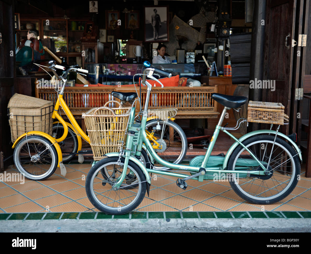 Triciclo. Tricicli antichi giapponesi rari e insoliti con configurazione a due ruote anteriori in vendita in un centro di antiquariato della Thailandia, S. E. Asia Foto Stock