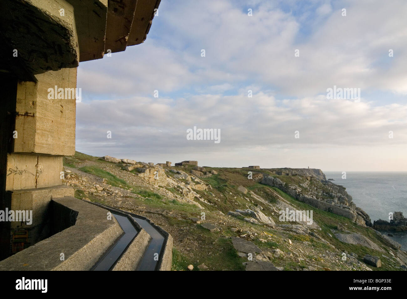 Il tedesco Seconda guerra mondiale due bunker, parte dell'Atlantikwall, lungo la costa di Pen Hir, Bretagna Francia Foto Stock