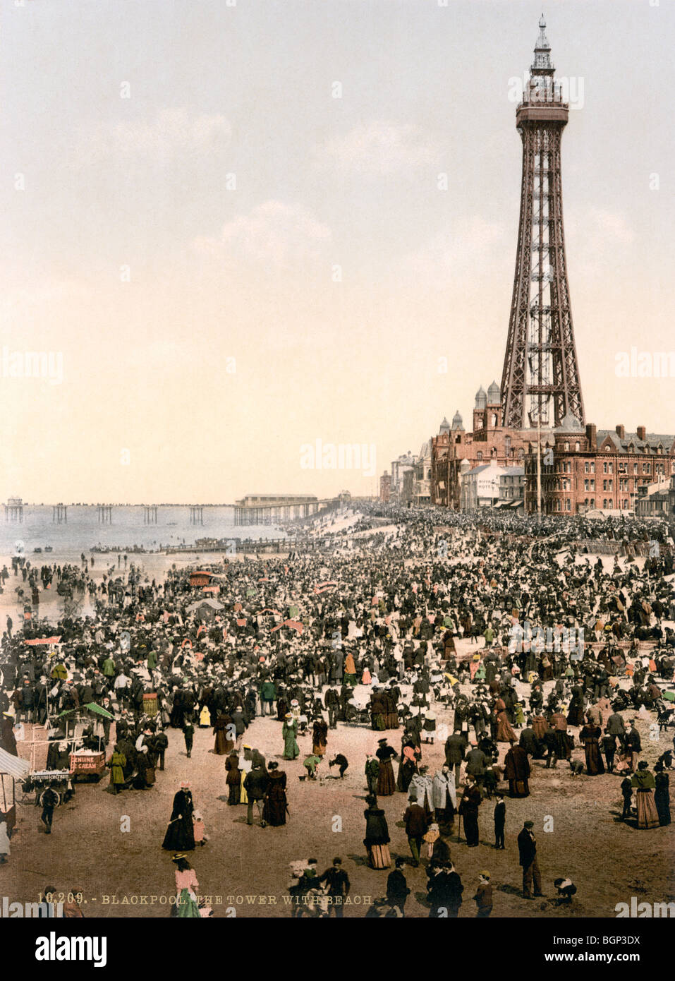 Photochrome storico di stampa a colori circa 1894 - 1900 della Torre di Blackpool e pranzo sulla spiaggia. Foto Stock