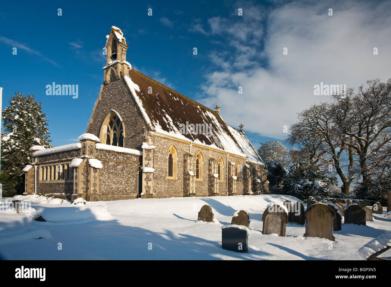 St Saviours chiesa nella neve, Mortimer West End Reading, Berkshire, Regno Unito Foto Stock
