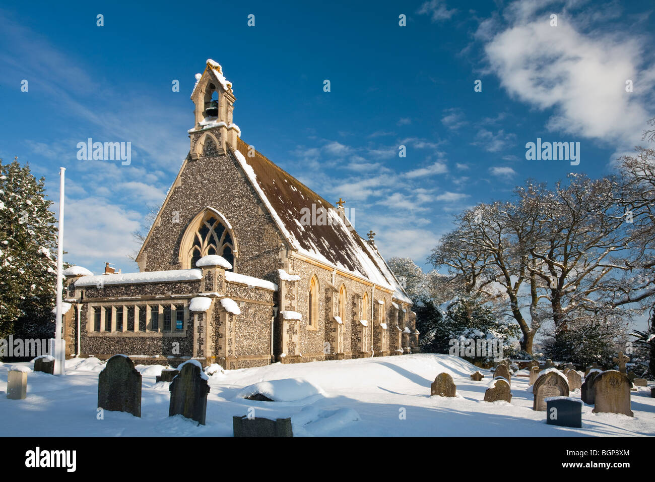 St Saviours chiesa nella neve, Mortimer West End Reading, Berkshire, Regno Unito Foto Stock