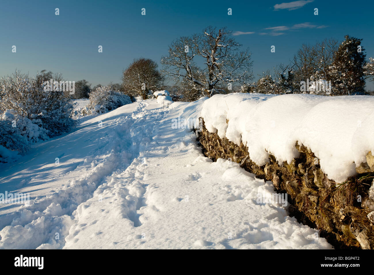 Coperta di neve muro romano, Silchester, Hampshire, Regno Unito Foto Stock