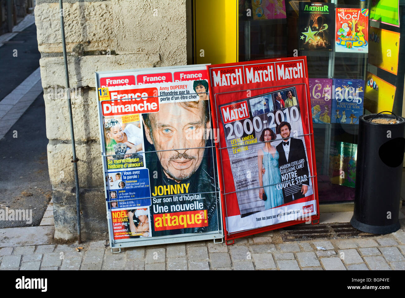 Annuncio rivista fuori Tabac, Nuits Saint Georges, Francia, Europa Foto Stock
