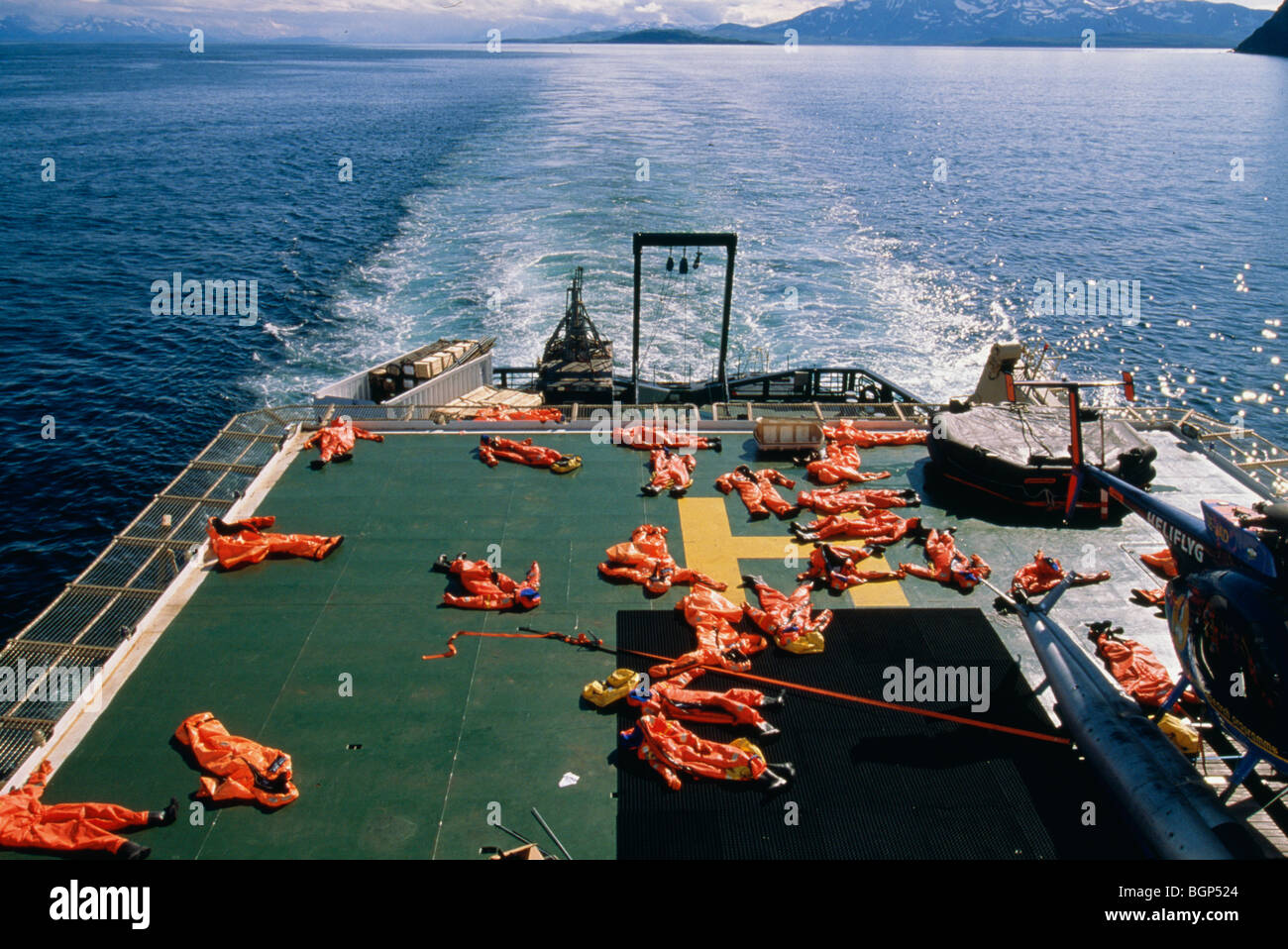 A salvare la vita di pratica su una nave nell'Oceano Artico. Foto Stock