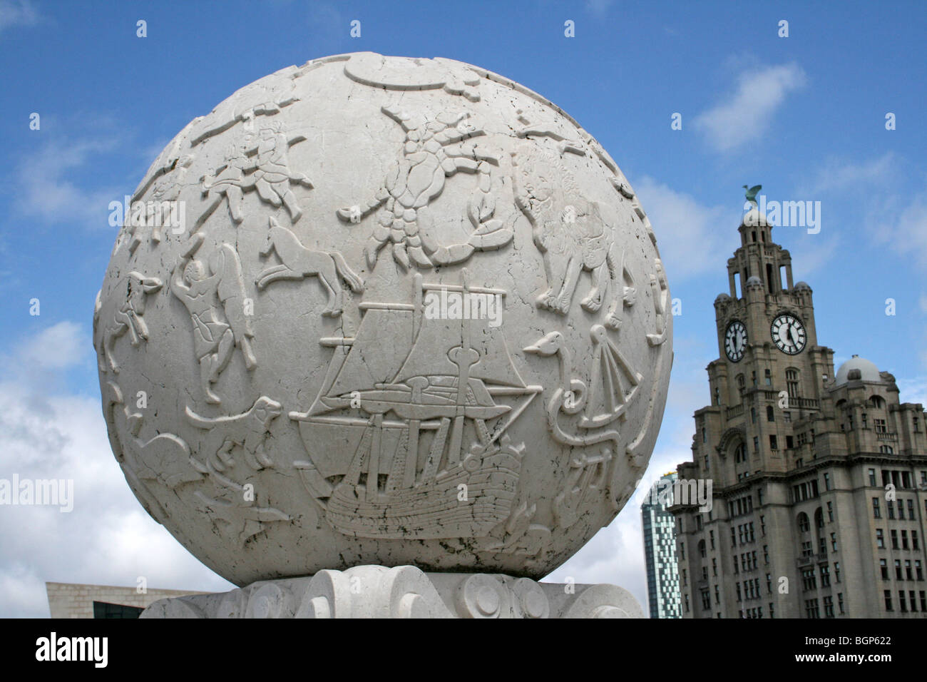 Marina Mercantile Memoriale di guerra con il Royal Liver Building in primo piano, Liverpool, Regno Unito Foto Stock