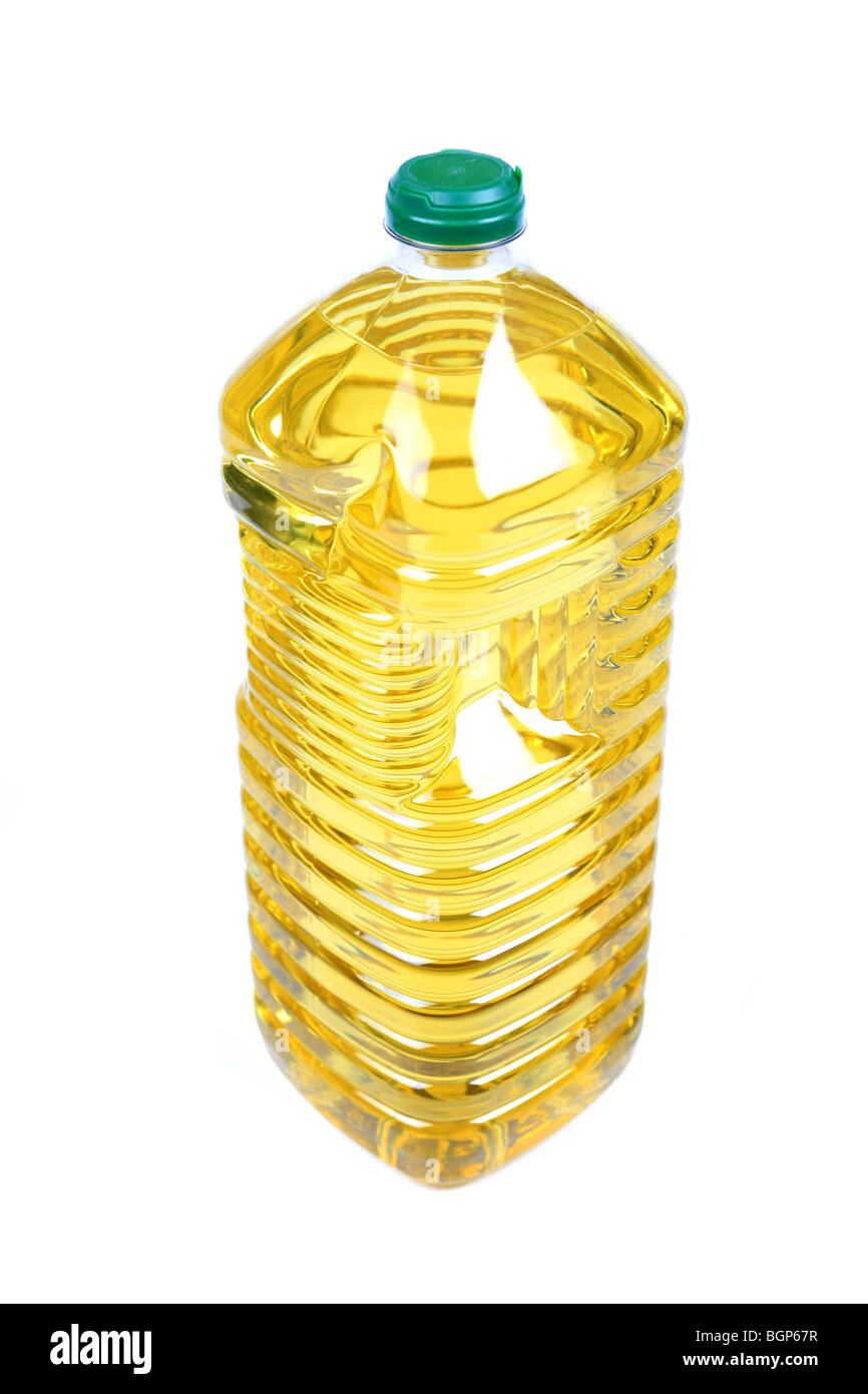 Olio vegetale puro in una bottiglia di plastica contro uno sfondo bianco Foto Stock
