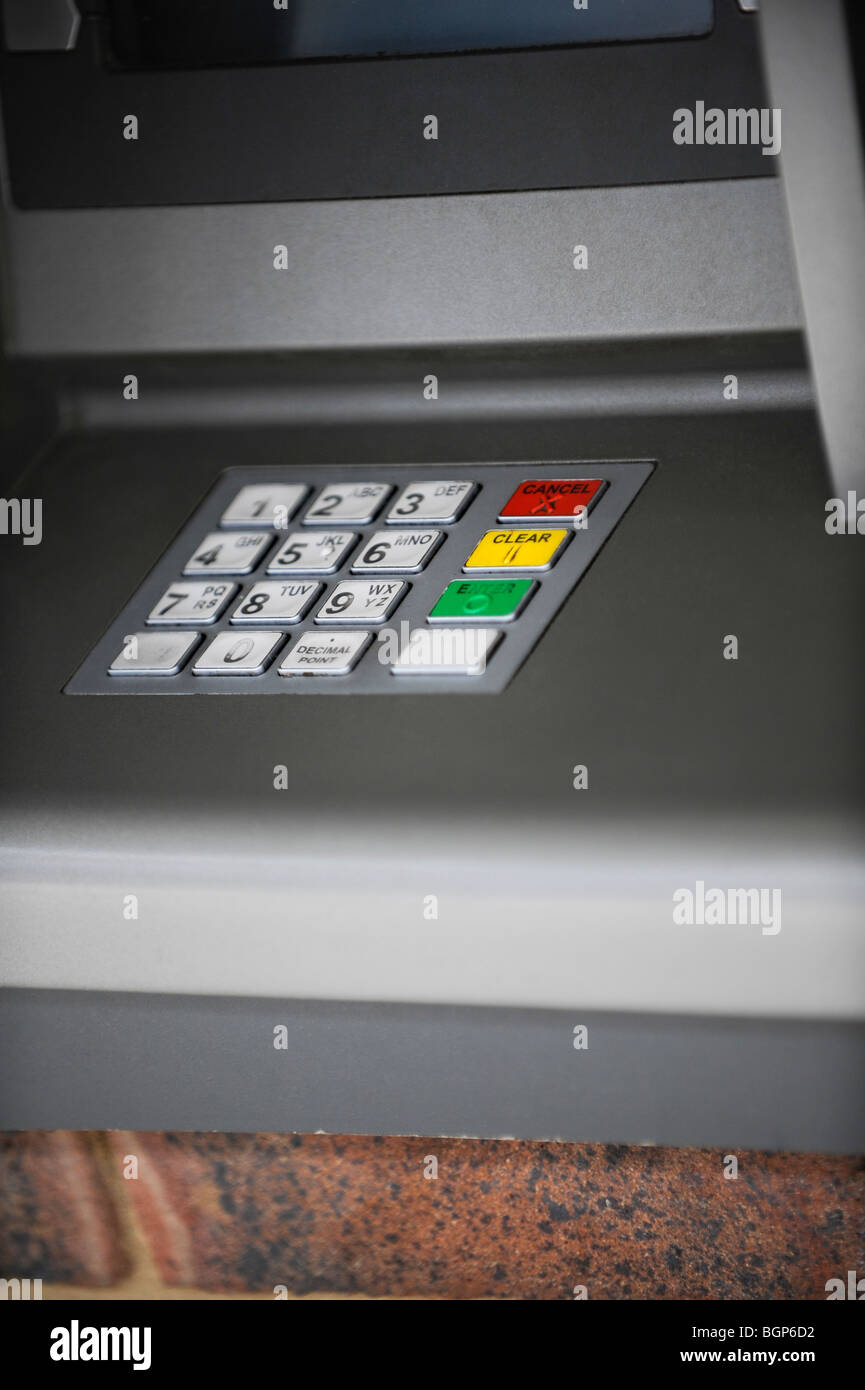 Un foro nella parete ATM cash dispenser tastiera. Foto Stock