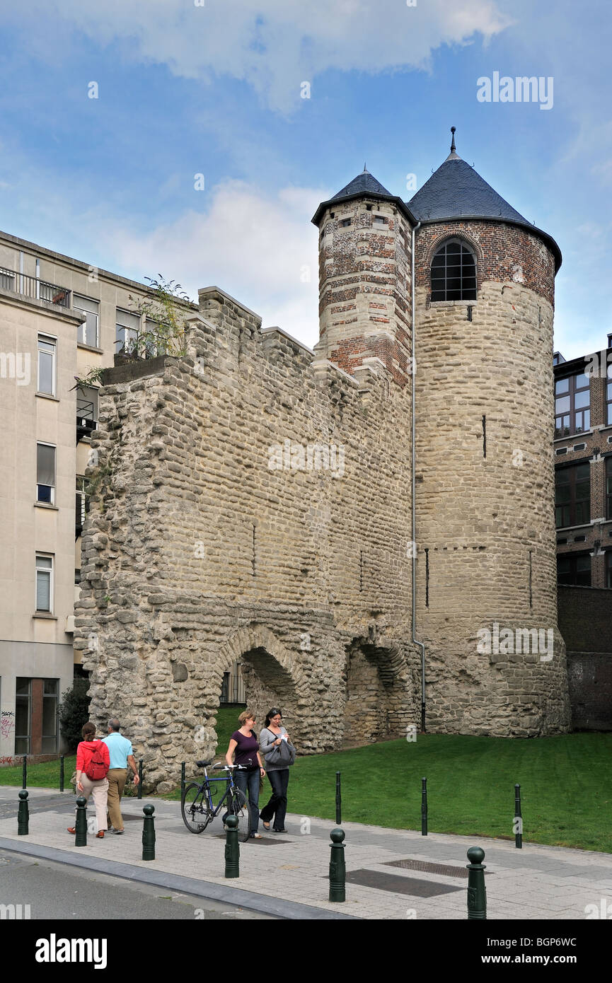 Rovine della vecchia città medievale di parete e di Anneessens Tower, Bruxelles, Belgio Foto Stock