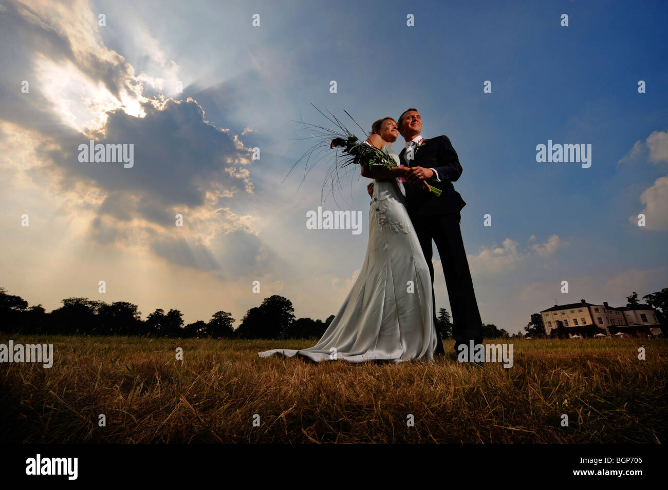 Gli sposi abbracciare ogni altra sui prati del Newick Park Hotel in East Sussex. Foto da Jim Holden. Foto Stock