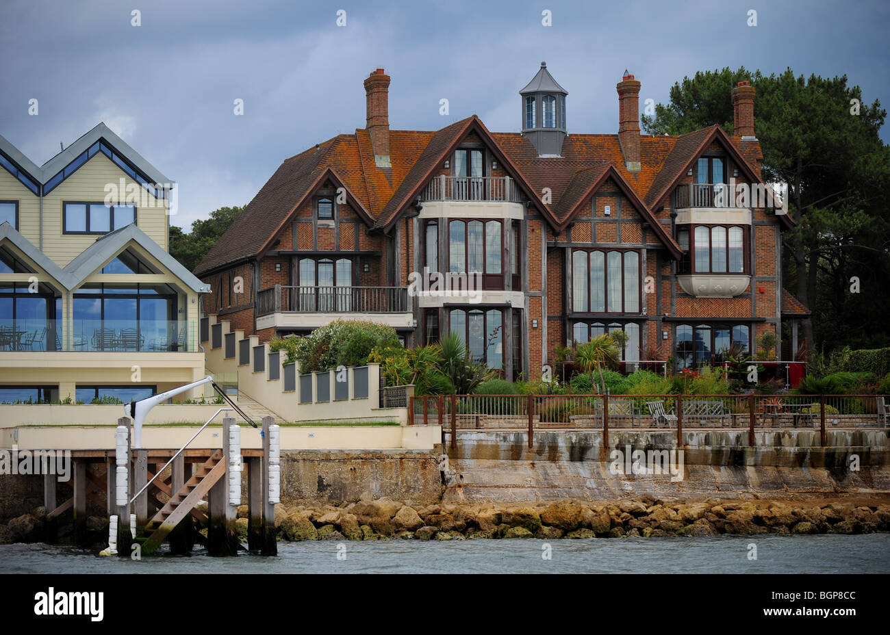 Harry Redknapp's house raffigurato dall'acqua in barene, Poole, Dorset. Foto Stock