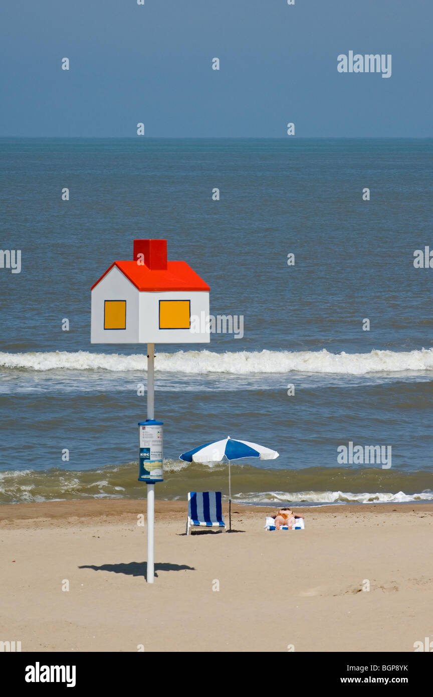 Il punto di riferimento a forma di casa per i bambini persi in località balneare in spiaggia lungo la costa del Mare del Nord, koksijde, Belgio Foto Stock