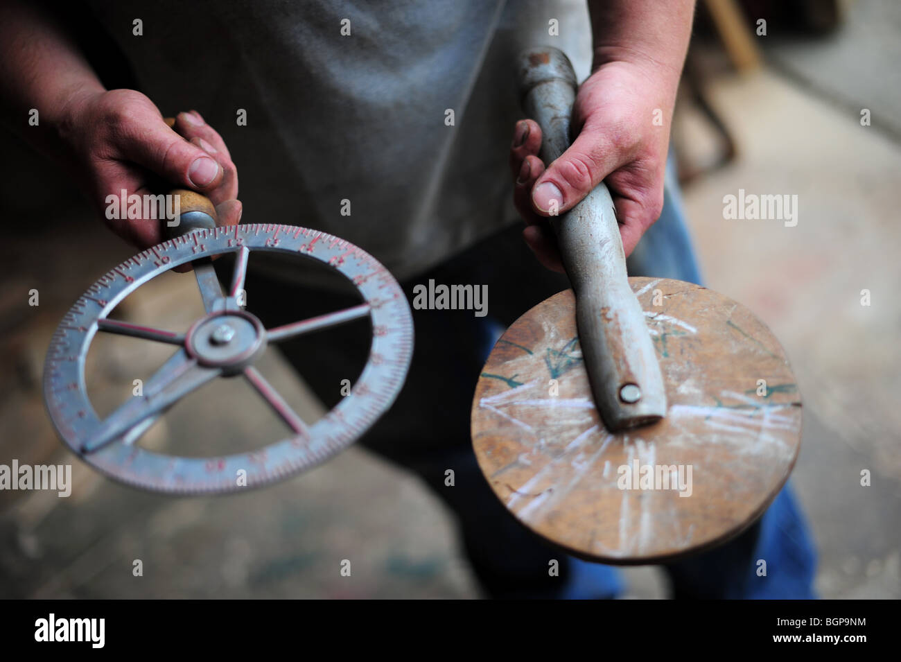 I viaggiatori, wheelwrights gli strumenti utilizzati per la misurazione della circonferenza delle ruote del carrello. Foto Stock