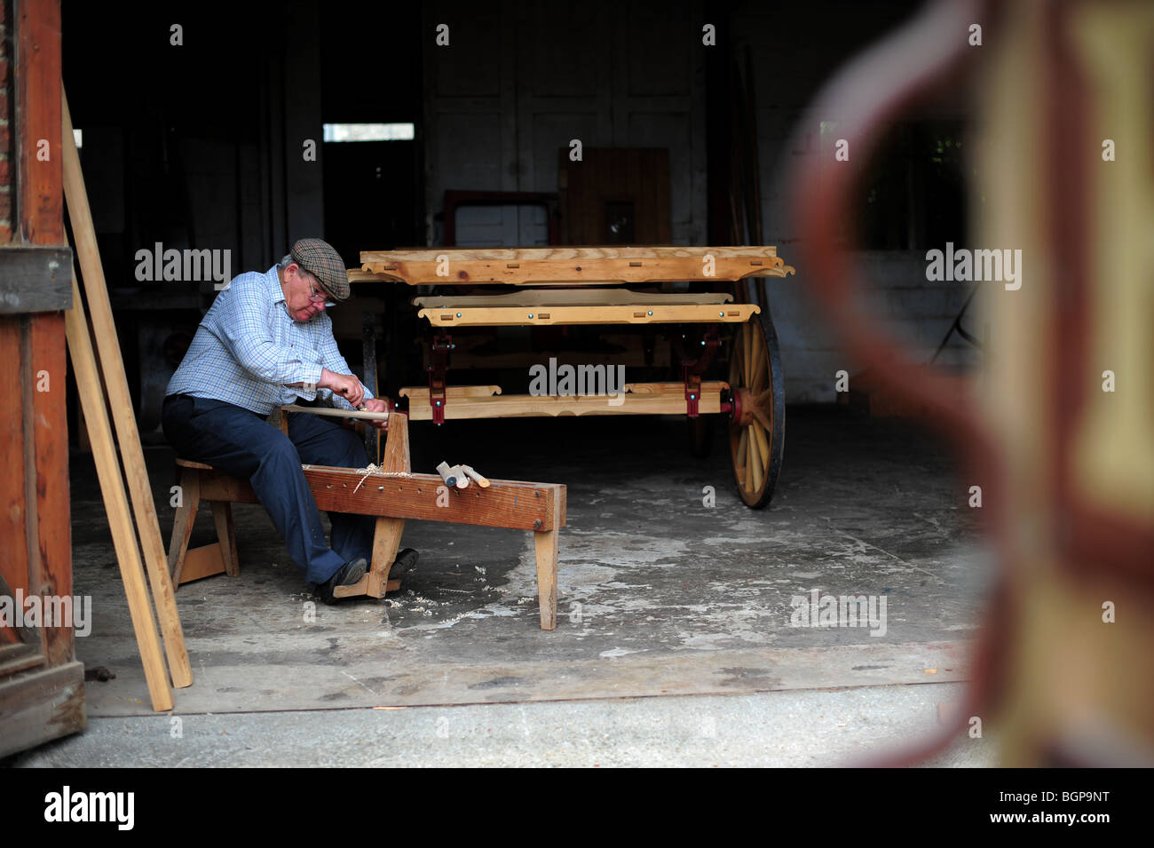 Mike Rowland, un tradizionale wheelwright utilizzando una rasatura ha parlato nella sua officina a Colyton, Devon. Foto Stock