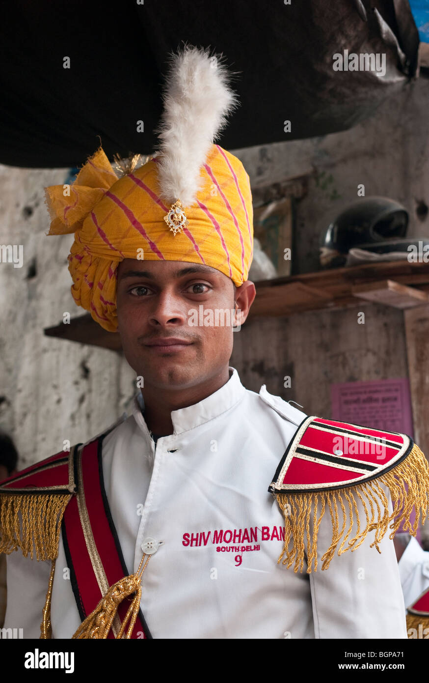 Elemento maschio di un matrimonio con banda headress, backstreet, Delhi, India Foto Stock