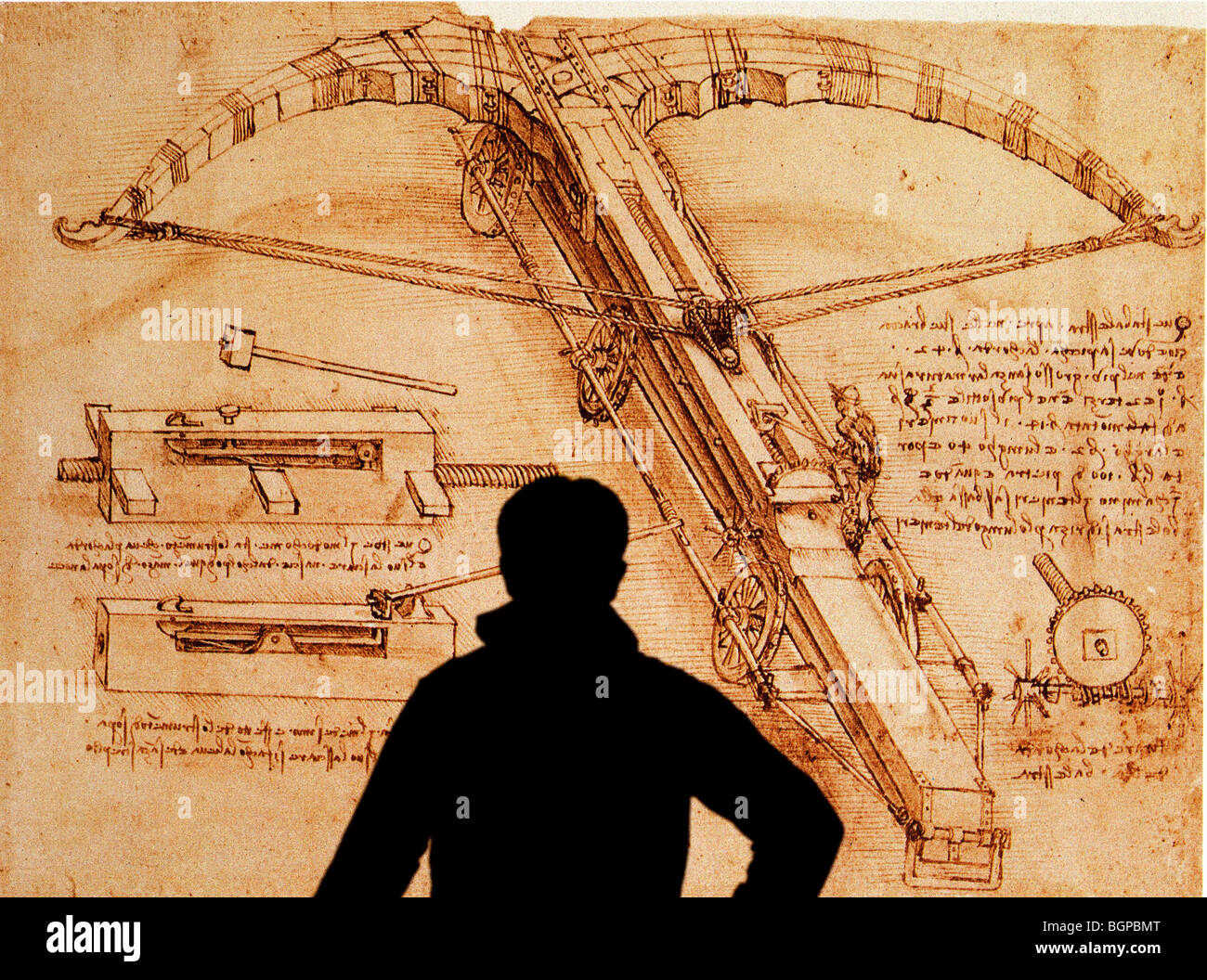 Uomo che guarda alla progettazione di una gigantesca balestra ca. 1485 da Leonardo da Vinci 1452-1519 penna e inchiostro su Chalk Foto Stock
