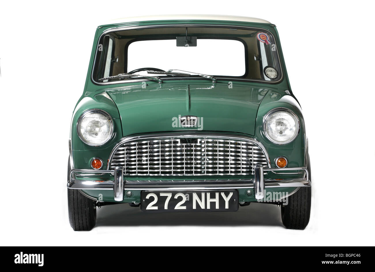 Un classico Austin Mini in uno studio bianco Foto Stock
