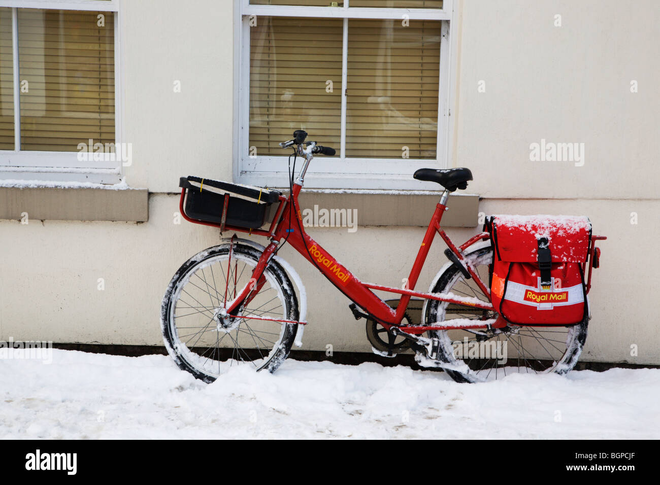 Royal Mail bicicletta nella neve Knaresborough North Yorkshire, Inghilterra Foto Stock