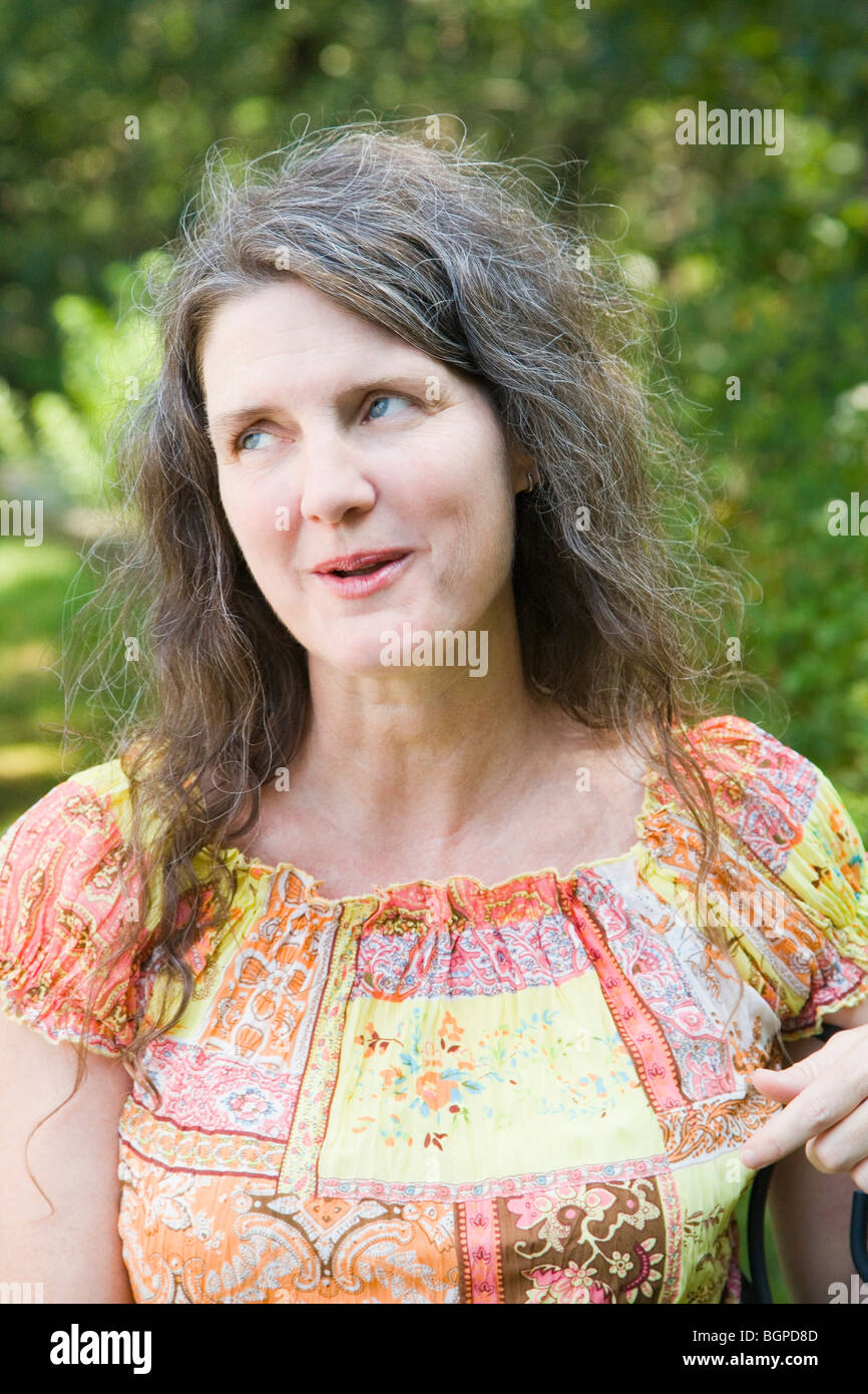 Coppia donna seduta su una sedia e sorridente Foto Stock