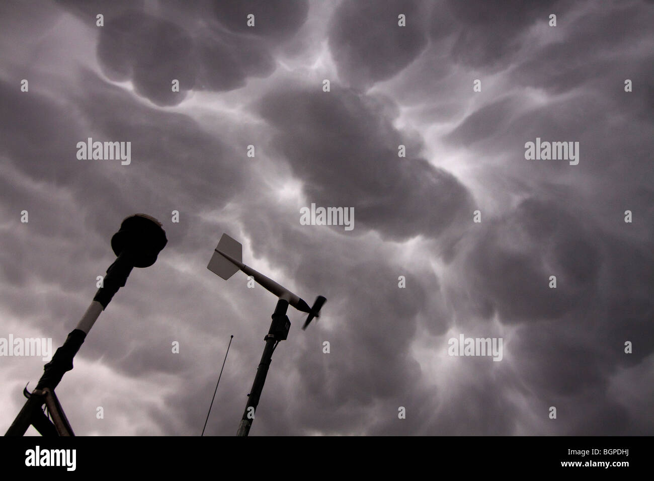 Nuvole Mammatus sopra storm chasers' meteo strumentazione in western Kansas, Stati Uniti d'America. Girato durante il progetto Vortex 2. Foto Stock