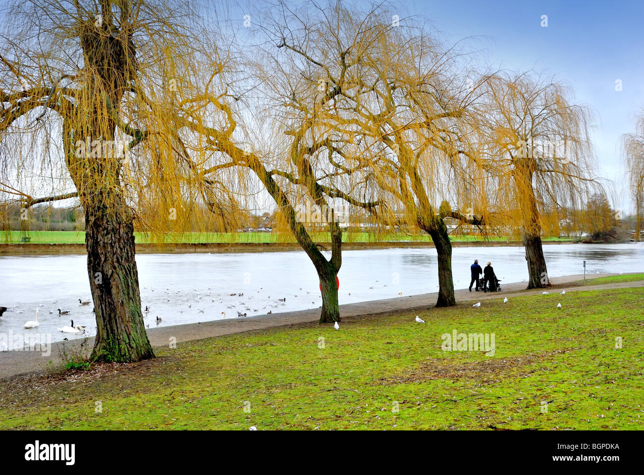 Due figure a piedi dal fiume Foto Stock
