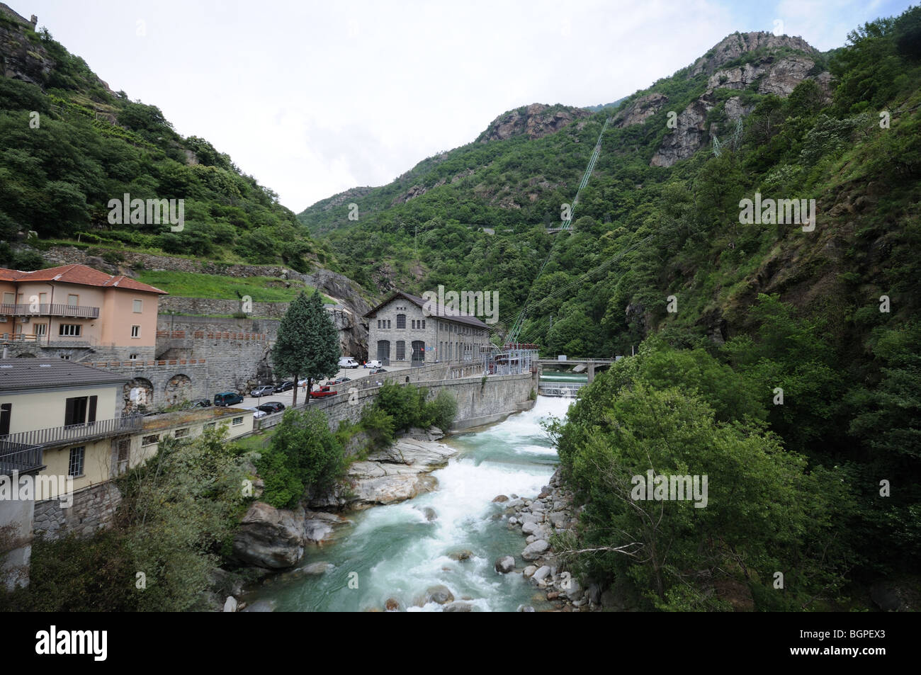 Fiume torrente Lys Pont St Martin Valle d'Aosta Italia con idro schema elettrico che mostra le tubazioni e la generazione di casa Foto Stock