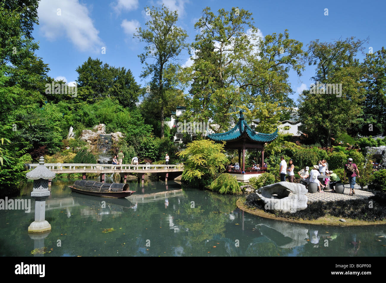 Tempio e laghetto in giardino Cinese presso il parco a tema Pairi Daiza, Belgio Foto Stock