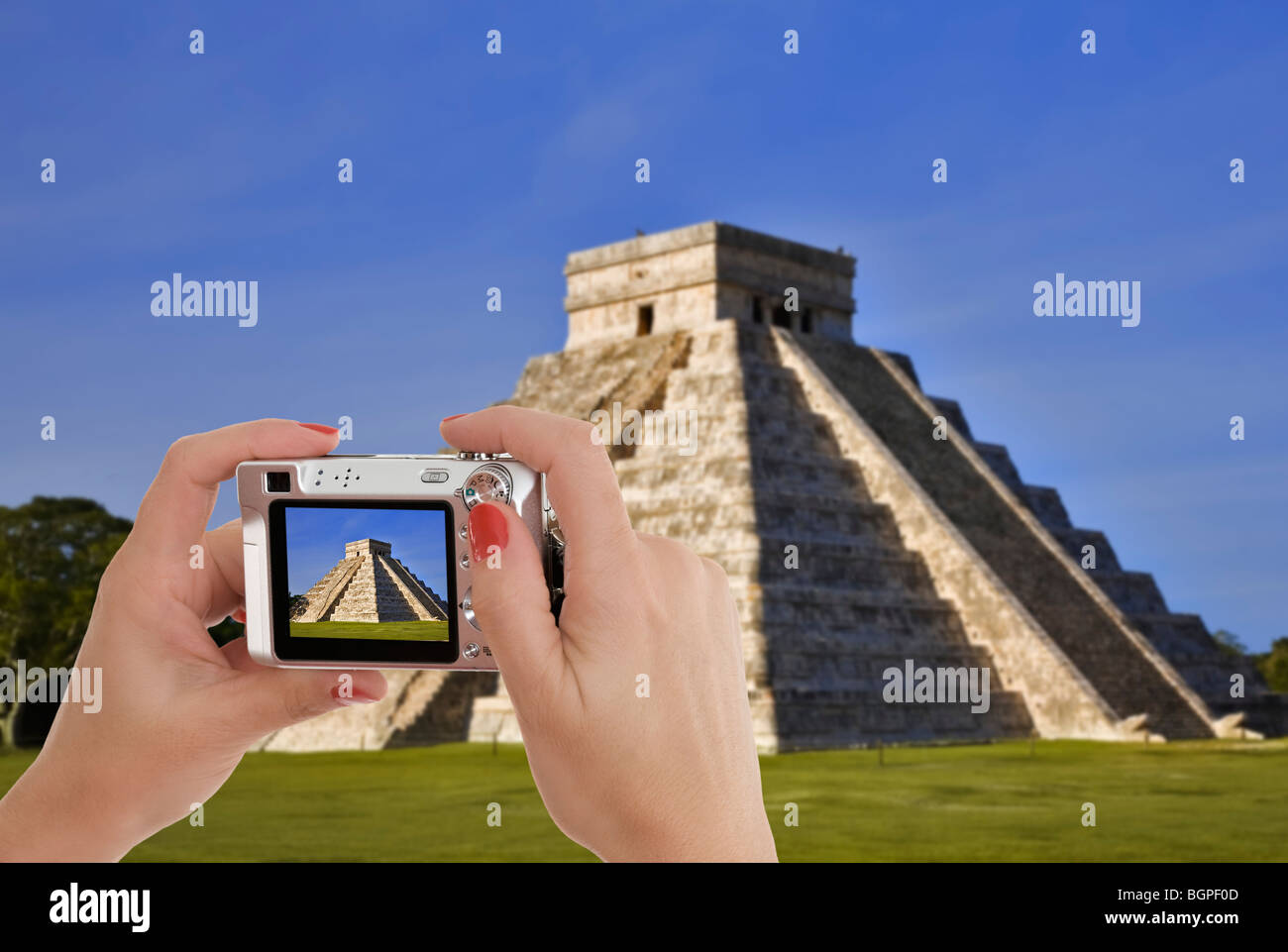 Femmina caucasica di scattare una foto di Chichen Itza la piramide principale di El Castillo è chiamato anche il tempio di Kukulcan. Foto Stock