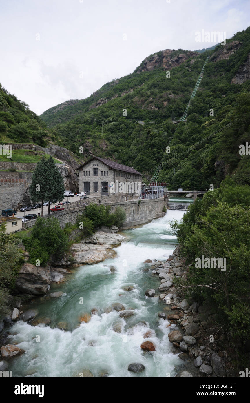 Fiume torrente Lys Pont St Martin Valle d'Aosta Italia con idro schema elettrico che mostra le tubazioni e la generazione di casa Foto Stock